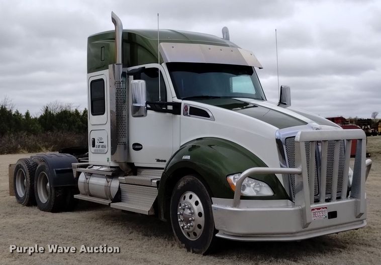 image for item OE9136 2021 Kenworth  T680 semi truck