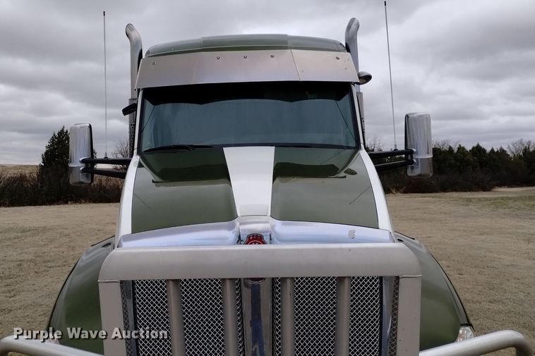 image for item OE9136 2021 Kenworth  T680 semi truck