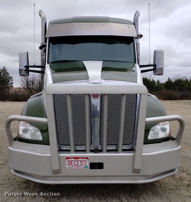 image for item OE9136 2021 Kenworth  T680 semi truck