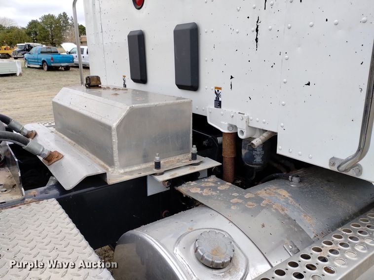 image for item OE9136 2021 Kenworth  T680 semi truck