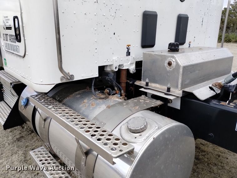 image for item OE9136 2021 Kenworth  T680 semi truck