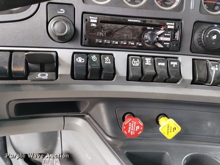 image for item OE9136 2021 Kenworth  T680 semi truck