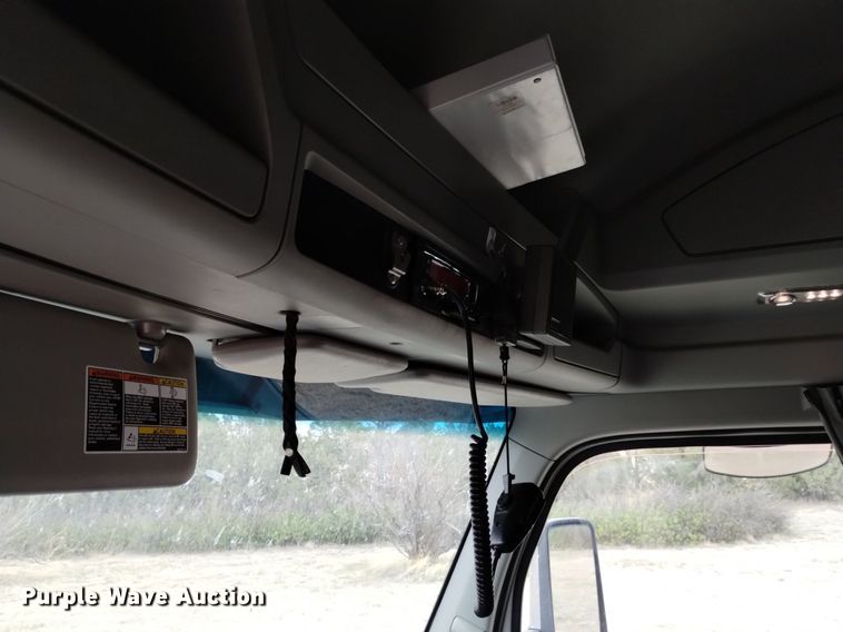 image for item OE9136 2021 Kenworth  T680 semi truck