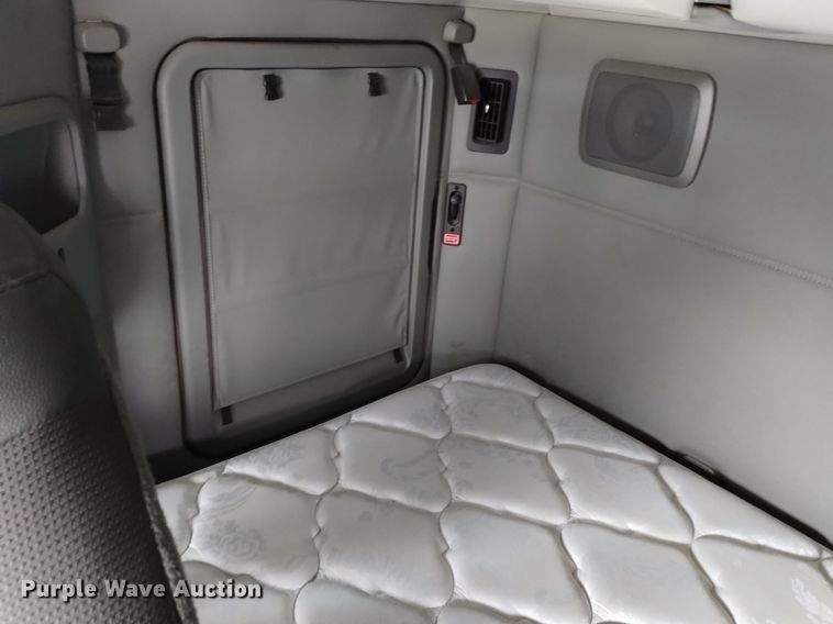 image for item OE9136 2021 Kenworth  T680 semi truck