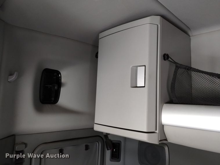 image for item OE9136 2021 Kenworth  T680 semi truck