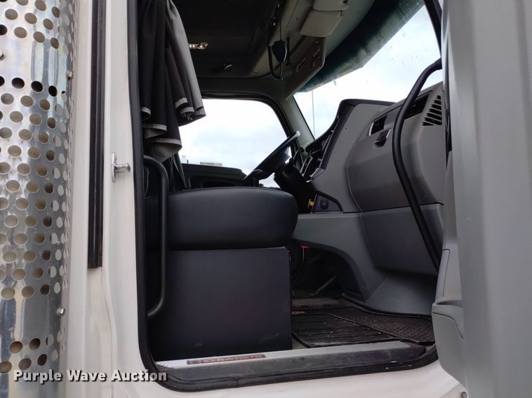 image for item OE9136 2021 Kenworth  T680 semi truck