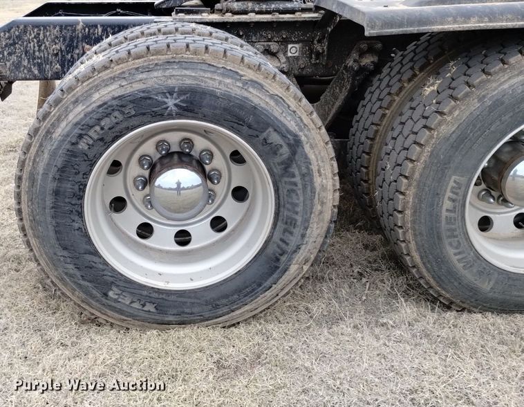 image for item OE9136 2021 Kenworth  T680 semi truck