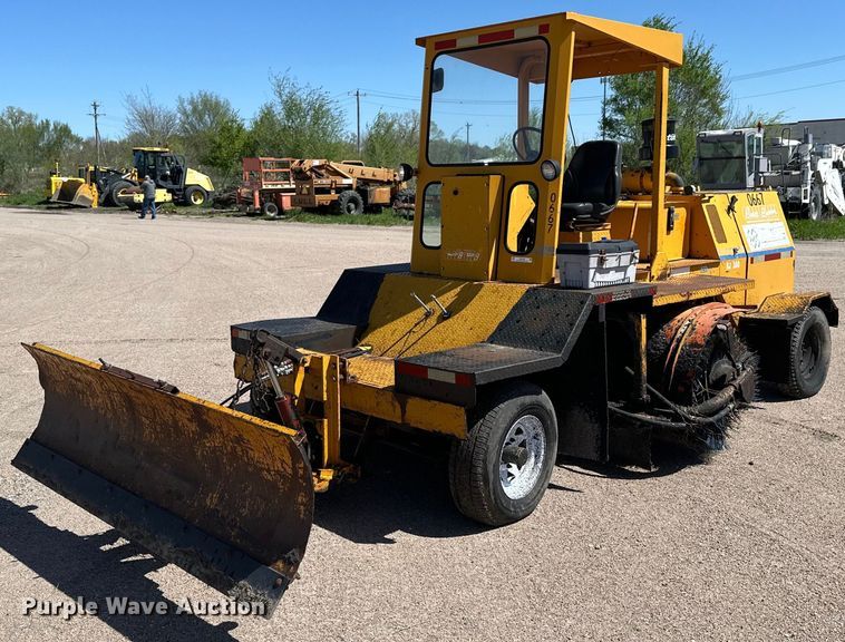 image for item OE9184 1991 Broce RJ300 broom