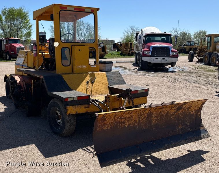 image for item OE9184 1991 Broce RJ300 broom