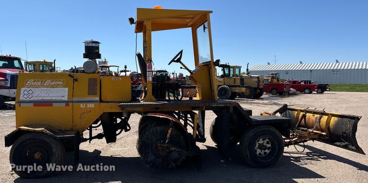 image for item OE9184 1991 Broce RJ300 broom