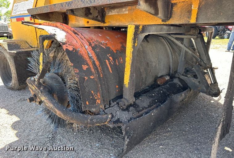 image for item OE9184 1991 Broce RJ300 broom