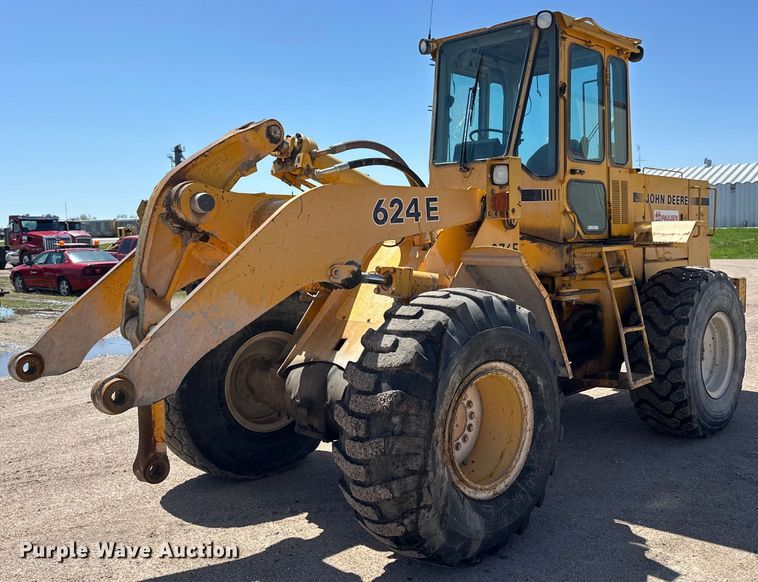 image for item OE9185 1989 John Deere  624E wheel loader