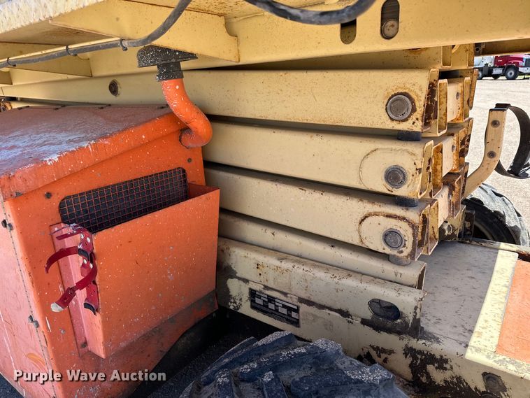 image for item OE9186 2007 JLG 260MRT scissor lift