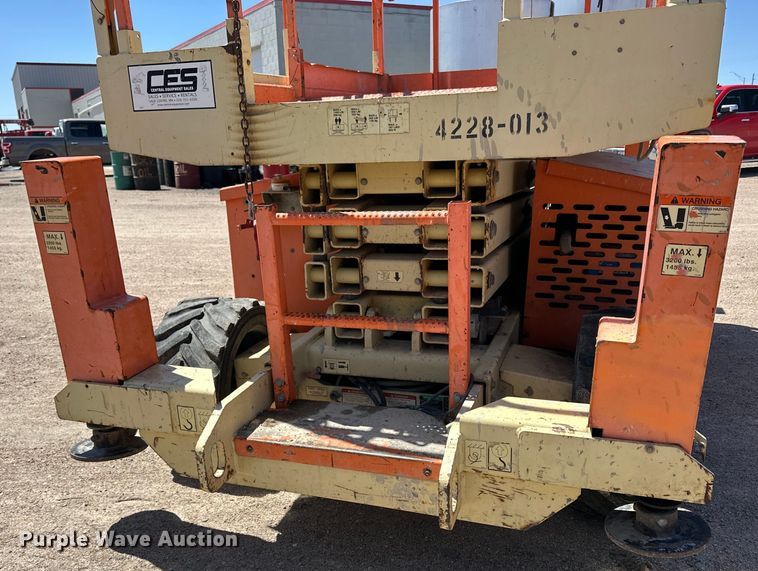 image for item OE9186 2007 JLG 260MRT scissor lift