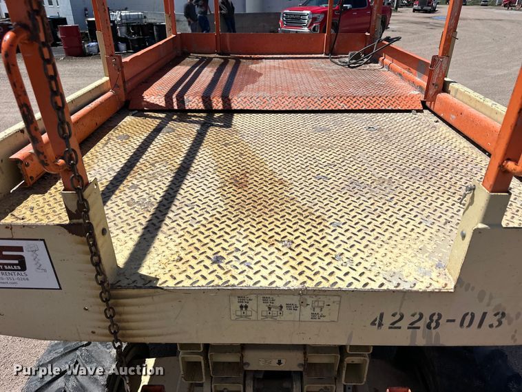 image for item OE9186 2007 JLG 260MRT scissor lift