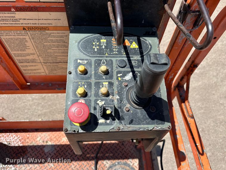 image for item OE9186 2007 JLG 260MRT scissor lift