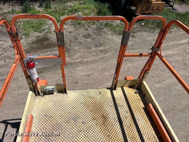 image for item OE9186 2007 JLG 260MRT scissor lift
