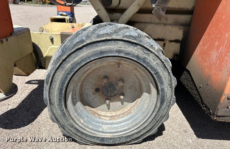 image for item OE9186 2007 JLG 260MRT scissor lift