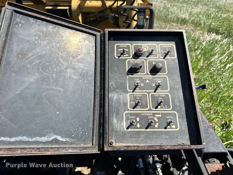 image for item OE9194 2000 Caterpillar  AP-650B paver