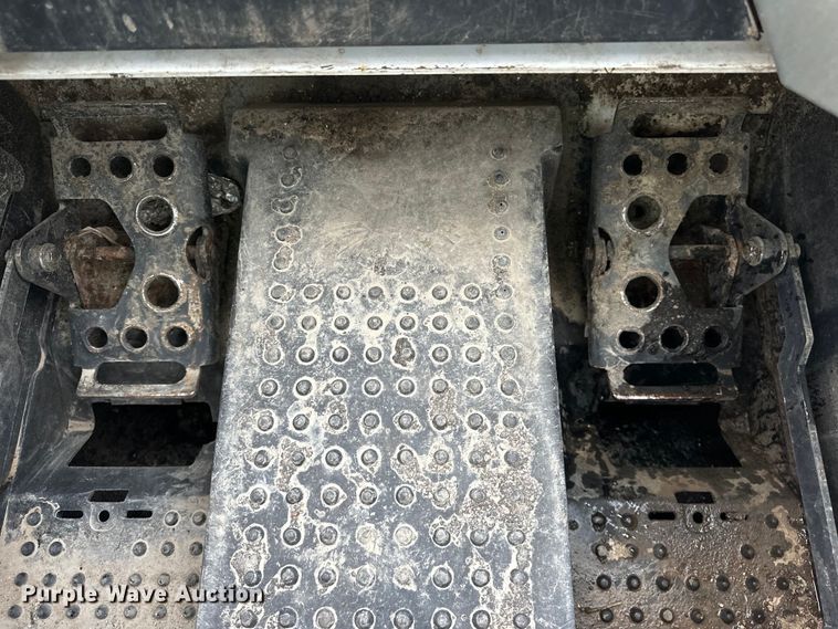 image for item OE9202 2016 Bobcat S590 skid steer loader