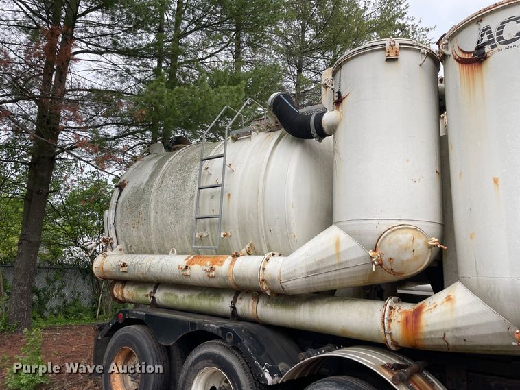 image for item OG9890 2009 Sterling  L9500 vacuum truck