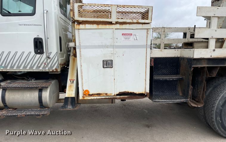 image for item OG9901 2004 International 7400 digger derrick truck