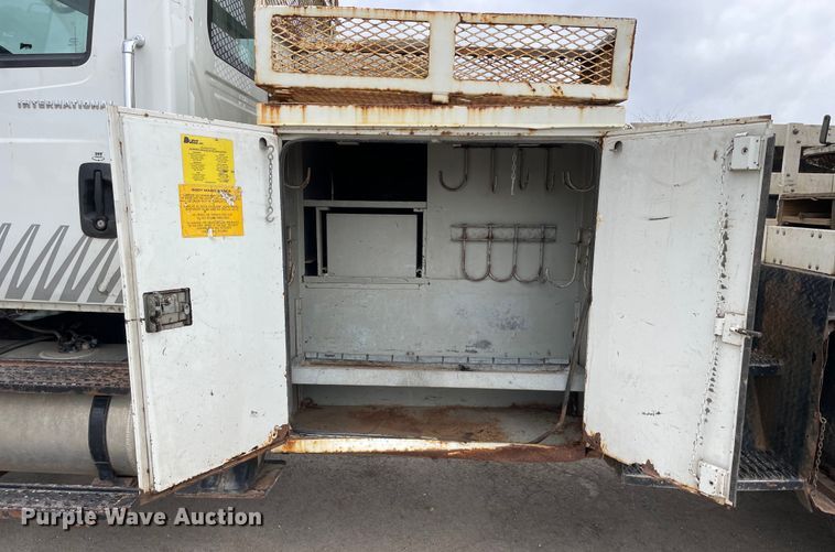 image for item OG9901 2004 International 7400 digger derrick truck