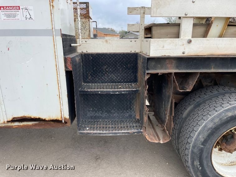 image for item OG9901 2004 International 7400 digger derrick truck