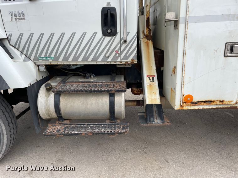 image for item OG9901 2004 International 7400 digger derrick truck