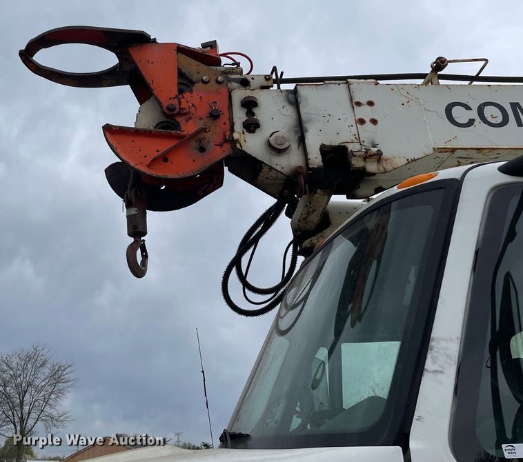 image for item OG9901 2004 International 7400 digger derrick truck