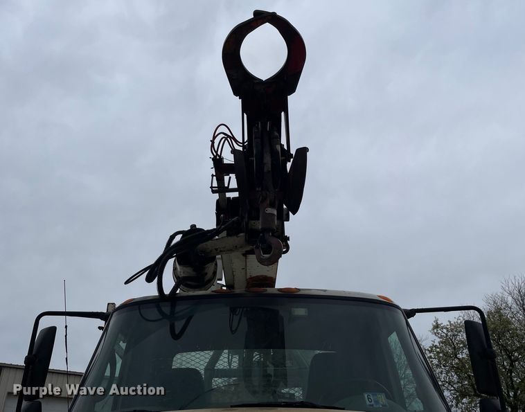 image for item OG9901 2004 International 7400 digger derrick truck