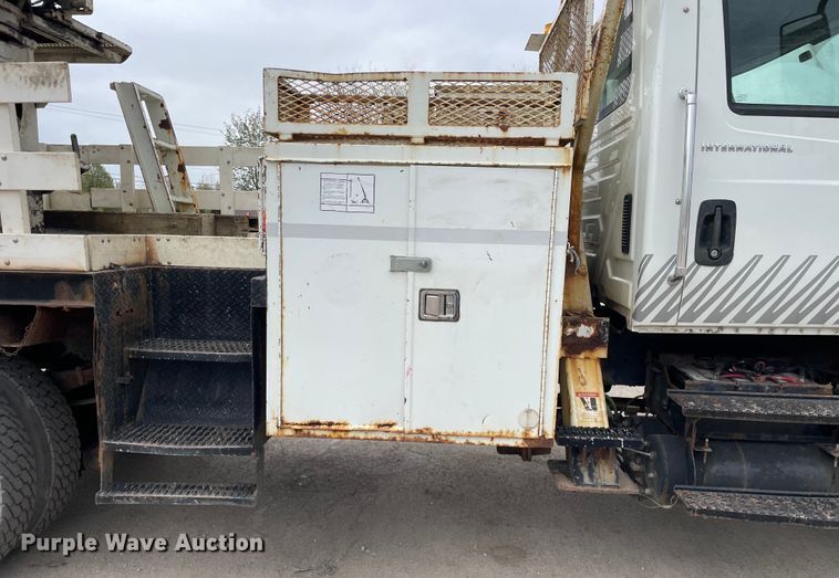 image for item OG9901 2004 International 7400 digger derrick truck