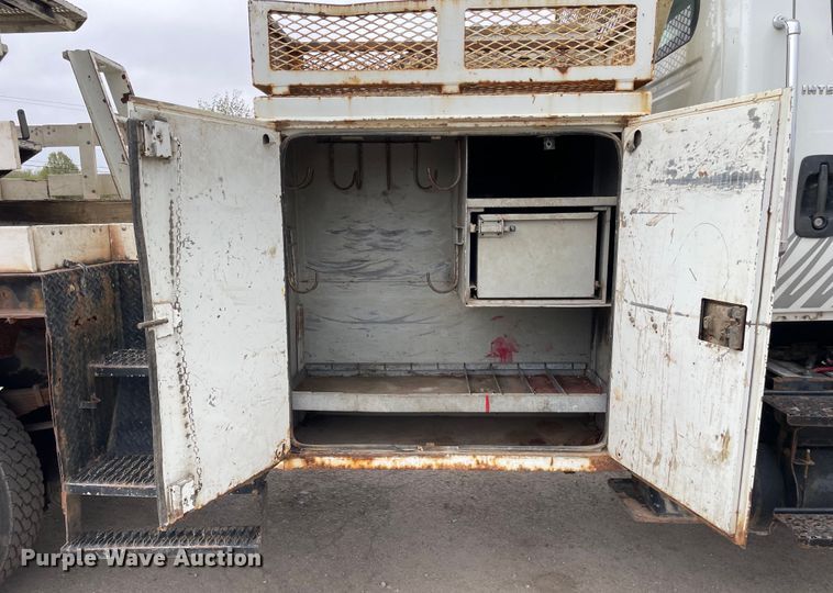 image for item OG9901 2004 International 7400 digger derrick truck