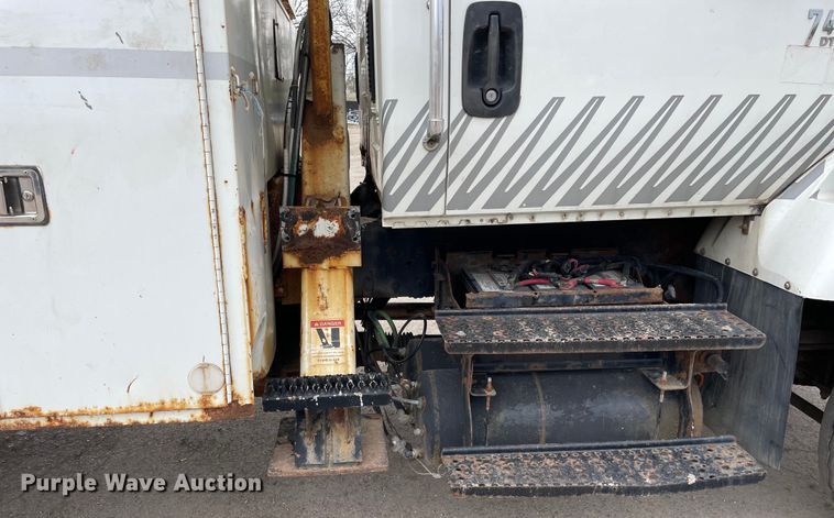 image for item OG9901 2004 International 7400 digger derrick truck