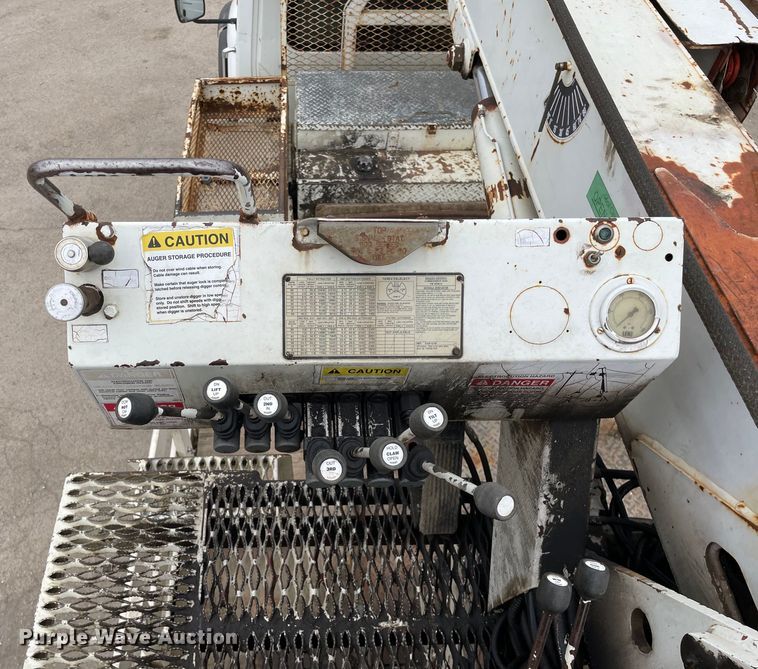 image for item OG9901 2004 International 7400 digger derrick truck