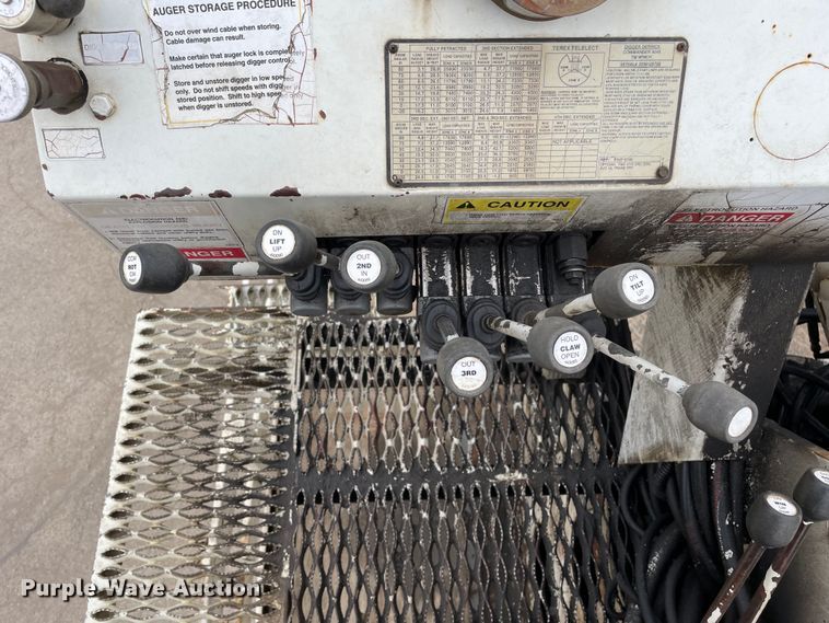 image for item OG9901 2004 International 7400 digger derrick truck