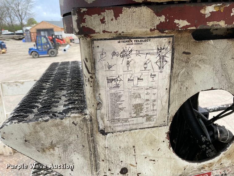 image for item OG9901 2004 International 7400 digger derrick truck