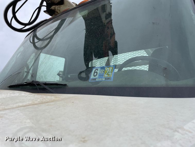 image for item OG9901 2004 International 7400 digger derrick truck