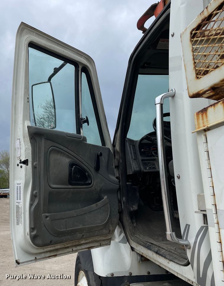 image for item OG9901 2004 International 7400 digger derrick truck