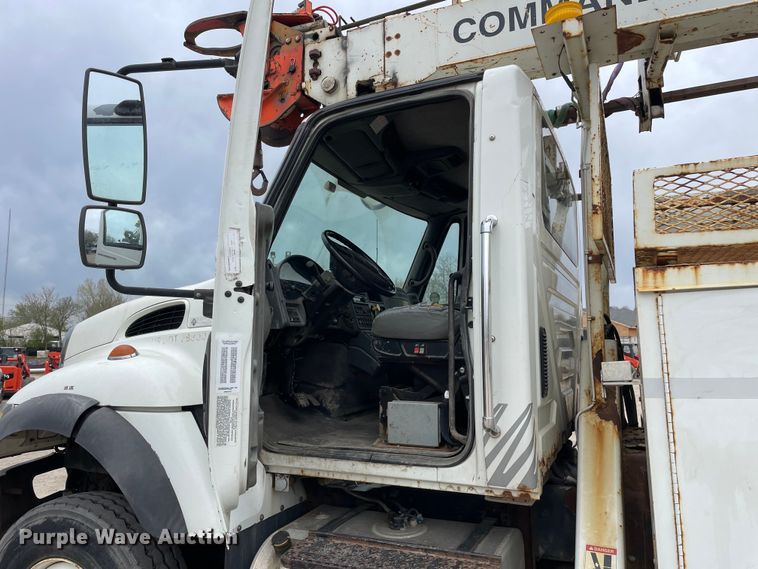 image for item OG9901 2004 International 7400 digger derrick truck