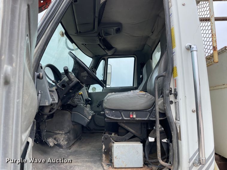 image for item OG9901 2004 International 7400 digger derrick truck