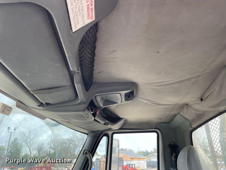 image for item OG9901 2004 International 7400 digger derrick truck