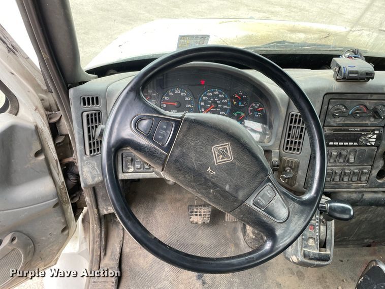 image for item OG9901 2004 International 7400 digger derrick truck