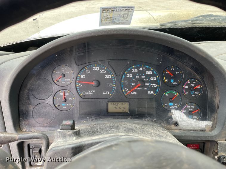 image for item OG9901 2004 International 7400 digger derrick truck