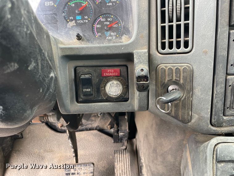 image for item OG9901 2004 International 7400 digger derrick truck