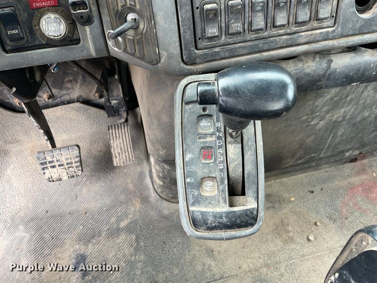 image for item OG9901 2004 International 7400 digger derrick truck