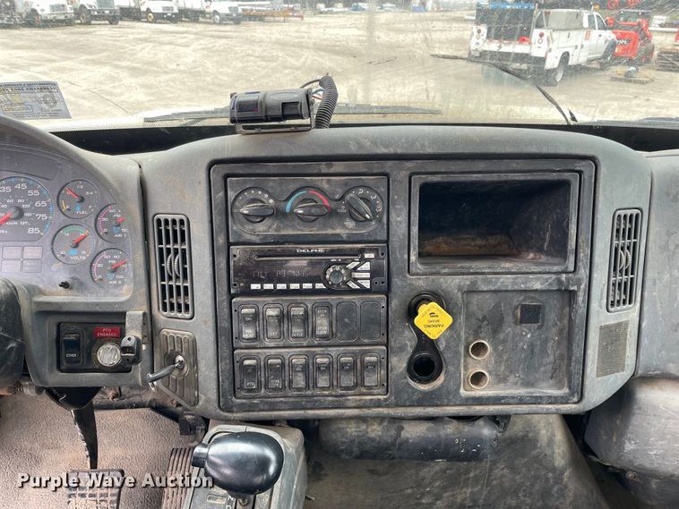 image for item OG9901 2004 International 7400 digger derrick truck