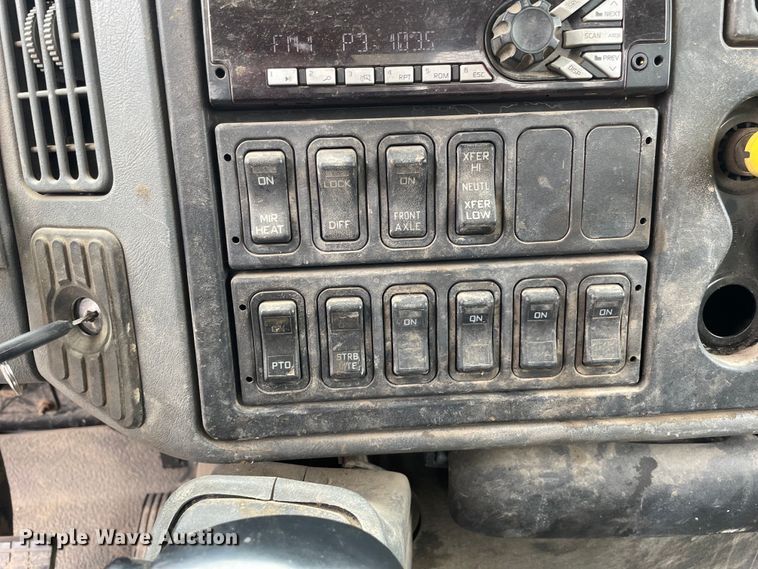 image for item OG9901 2004 International 7400 digger derrick truck