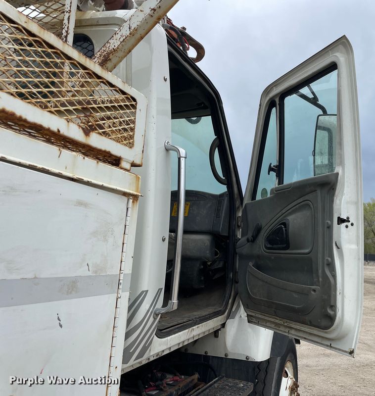 image for item OG9901 2004 International 7400 digger derrick truck