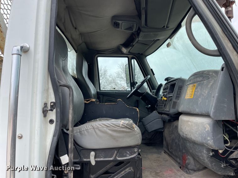 image for item OG9901 2004 International 7400 digger derrick truck